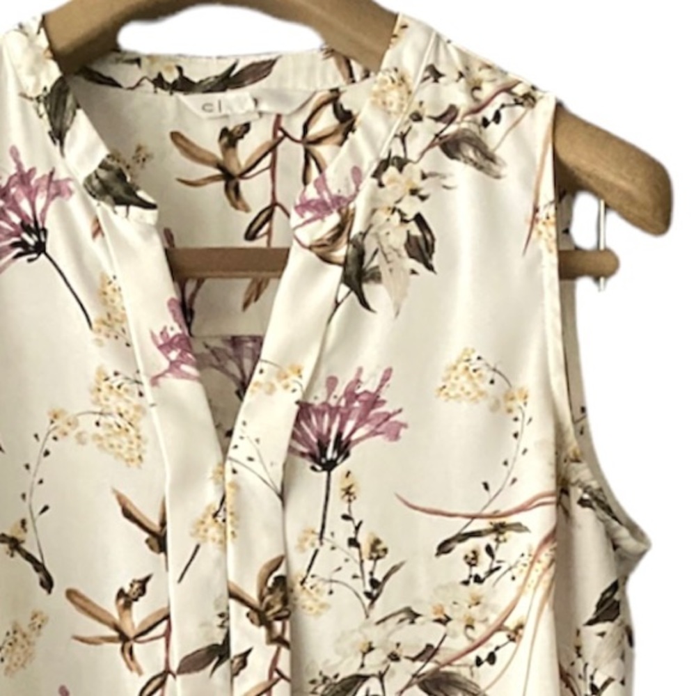 ❌SOLD❌MED•CLEO•SLEEVELESS V-NECK FLORAL BLOUSE - DETAIL DOWN THE FRONT•GORGEOUS - Picture 5 of 6